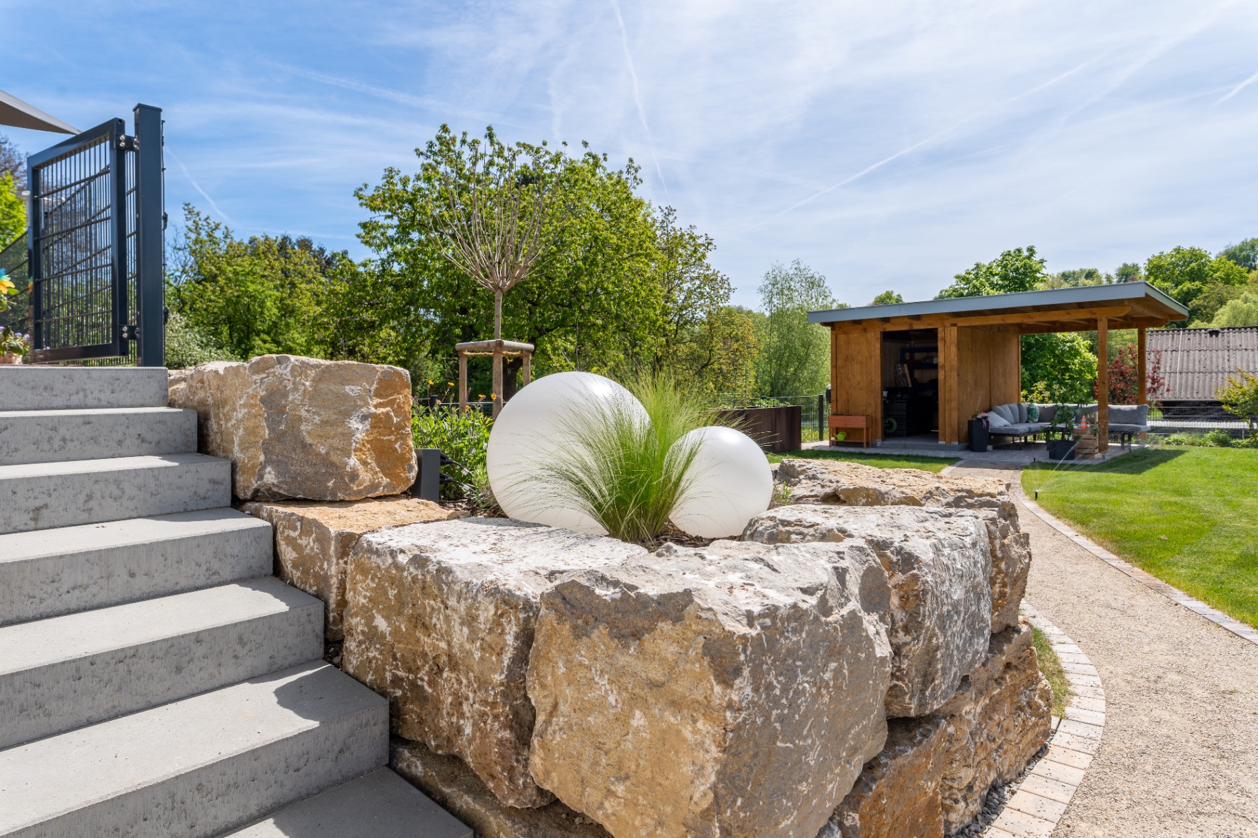 Außergewöhnlicher Garten mit Natursteinmauer und Treppe